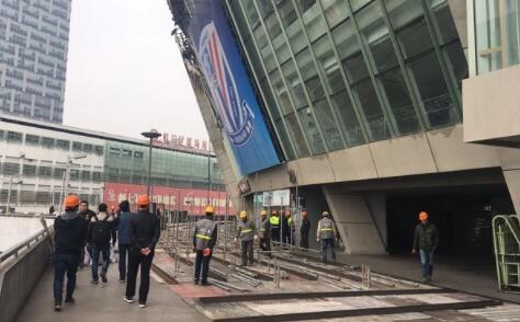 老师把尿口露出来给学生摸
