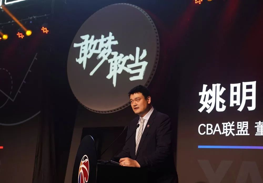 女生扒开裤子让男生捅